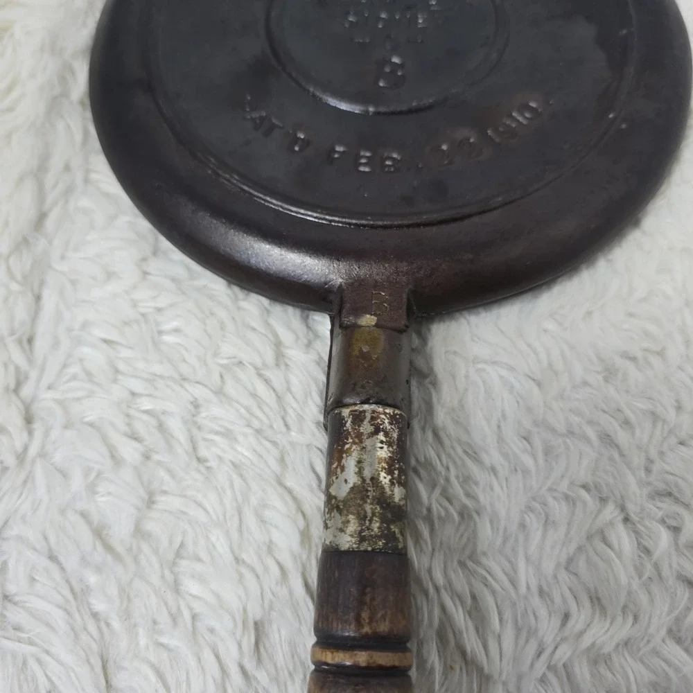 Antique Wagner Ware Sidney Cast Iron Waffle Maker 8 Pat. Feb 22, 1910